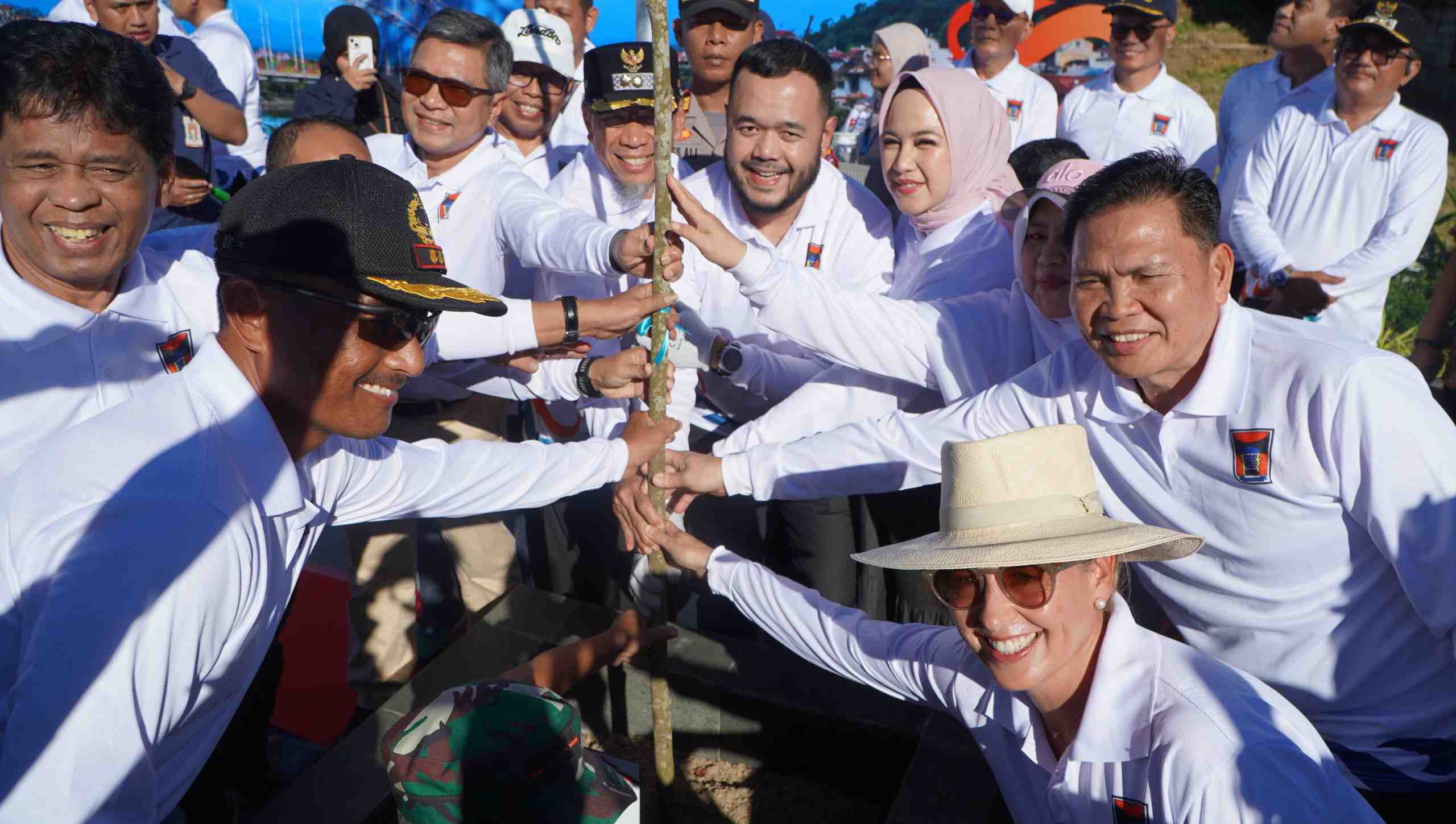 Wali Kota Fadly Amran dan Wali Kota Hildesheim Bersihkan Batang Arau dan Tanam Pohon