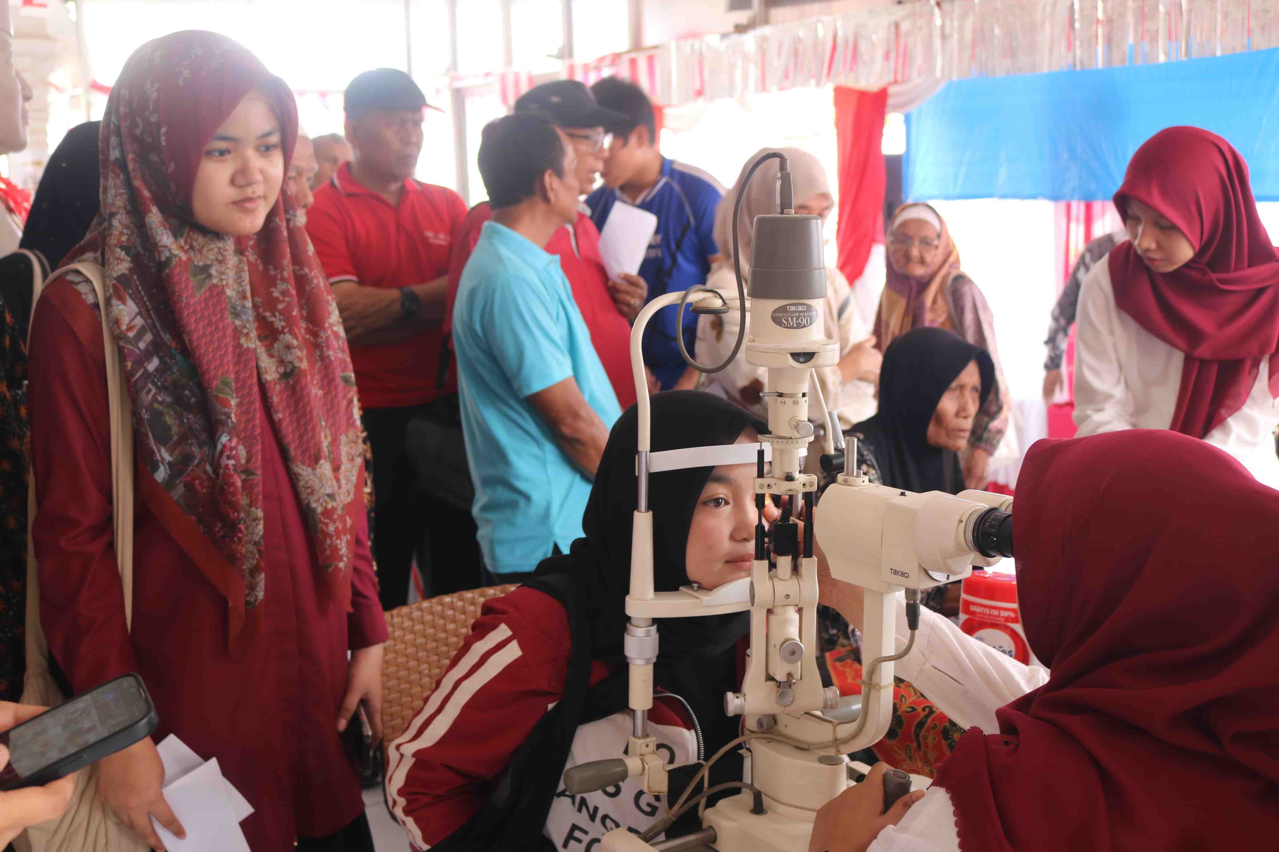 Bakti Kemerdekaan Bantu 150 Warga Padang Dapat Pemeriksaan Mata dan Kacamata Gratis