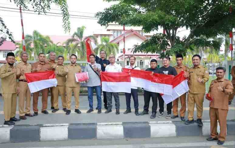 Pemkab Aceh Barat Bagikan 2.225 Bendera Merah Putih
