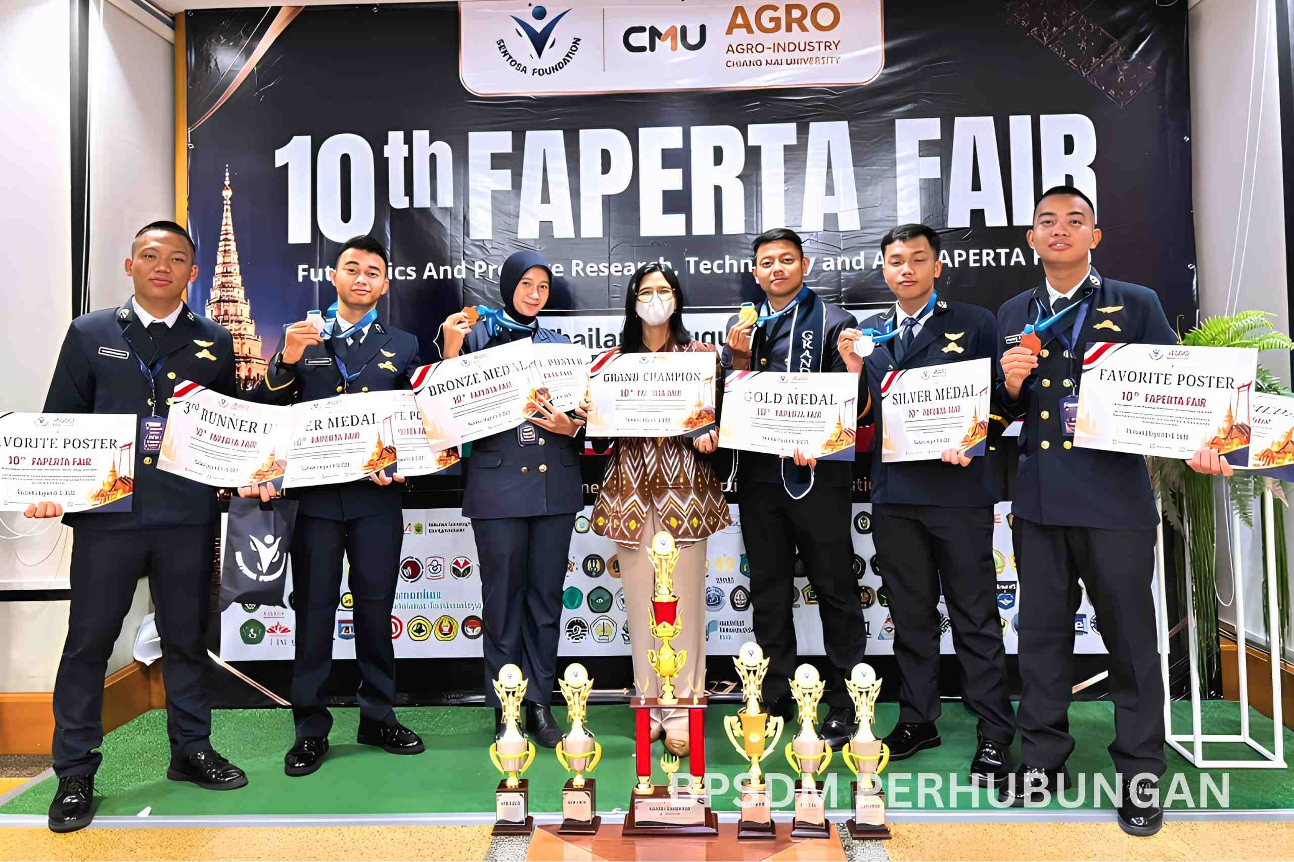 Enam Mahasiswa Poltekpel Surabaya Raih Grand Champion di Ajang Internasional