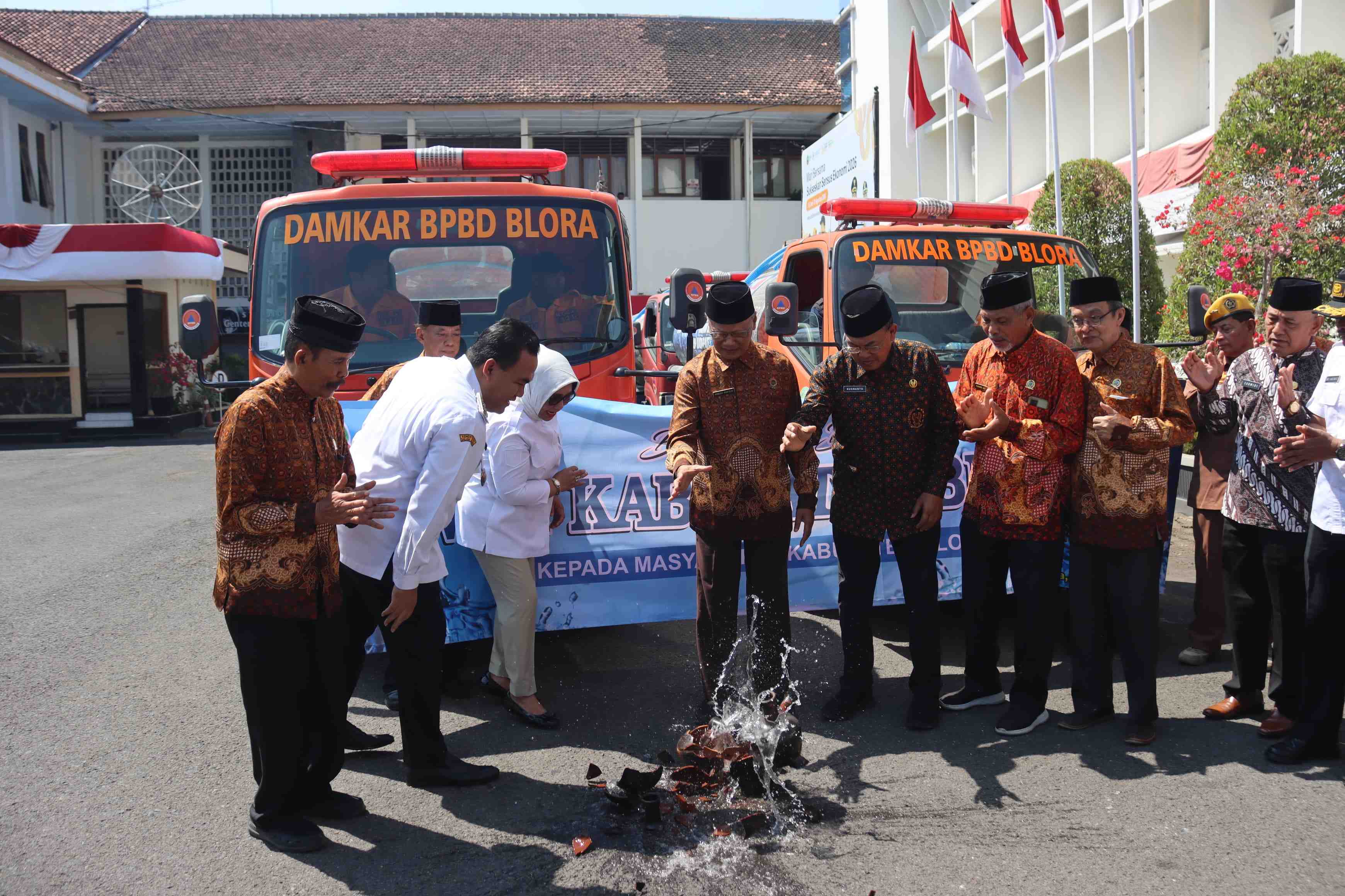 Blora Dilanda Kekeringan, PWRI Salurkan Bantuan 50 Tangki Air Bersih