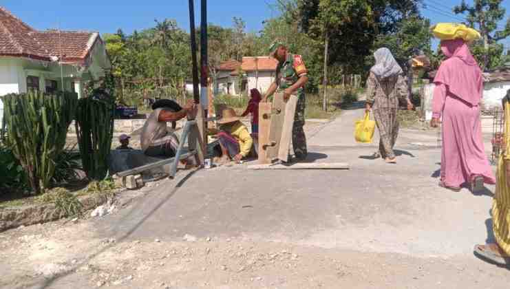 Babinsa dan Warga Perkuat Pengaman Jembatan Aramco