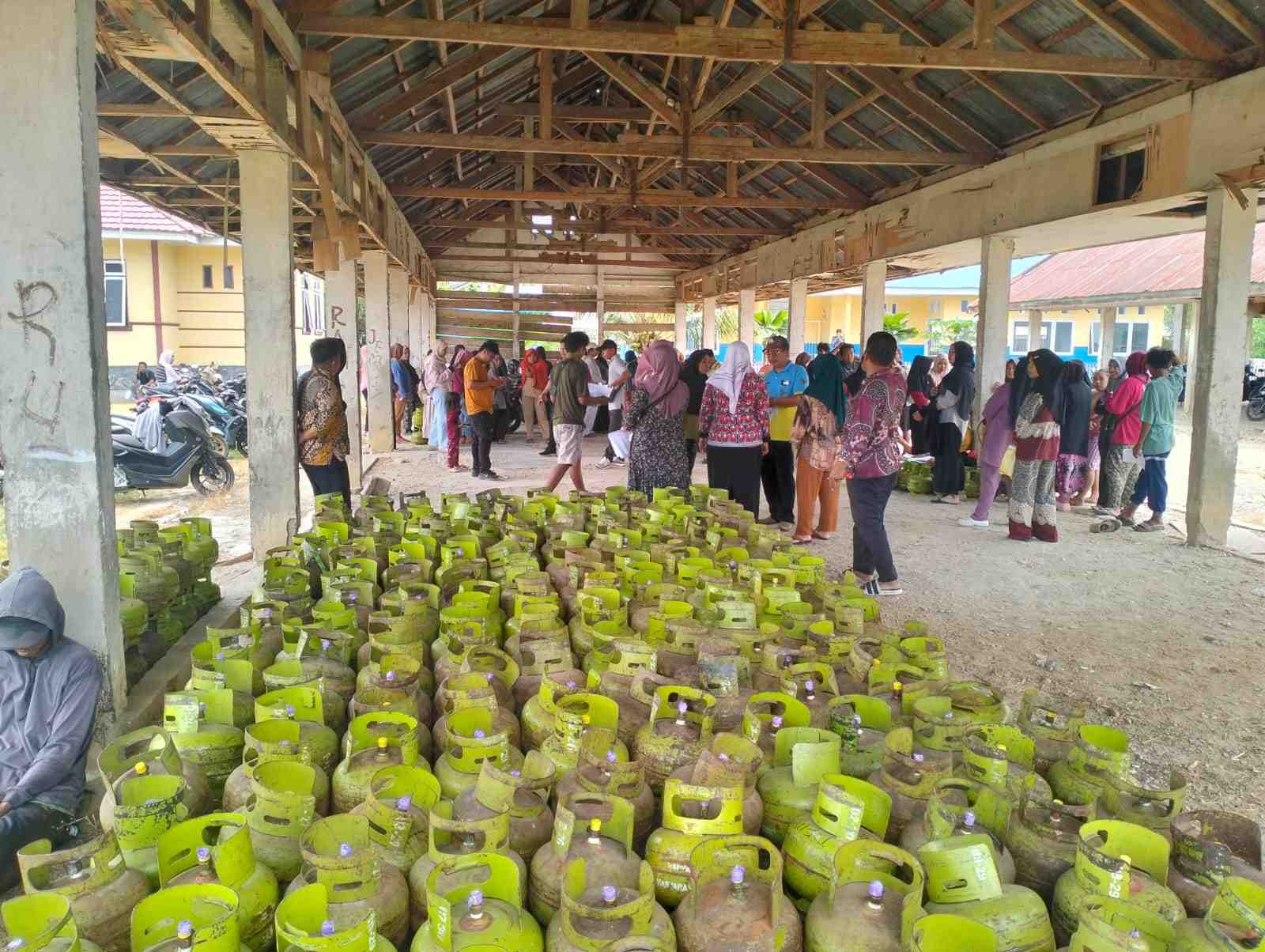 Pemkab Parigi Moutong Salurkan Bantuan Isi Ulang LPG 3 Kg