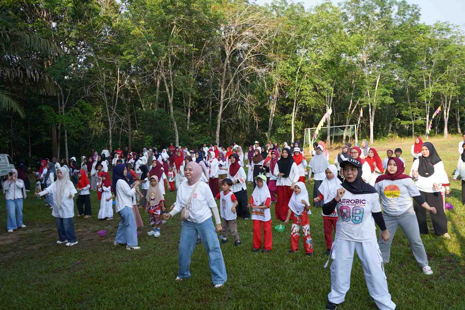 Warga Muara Jaya Gegerkan HUT RI dengan Lomba dan Senam