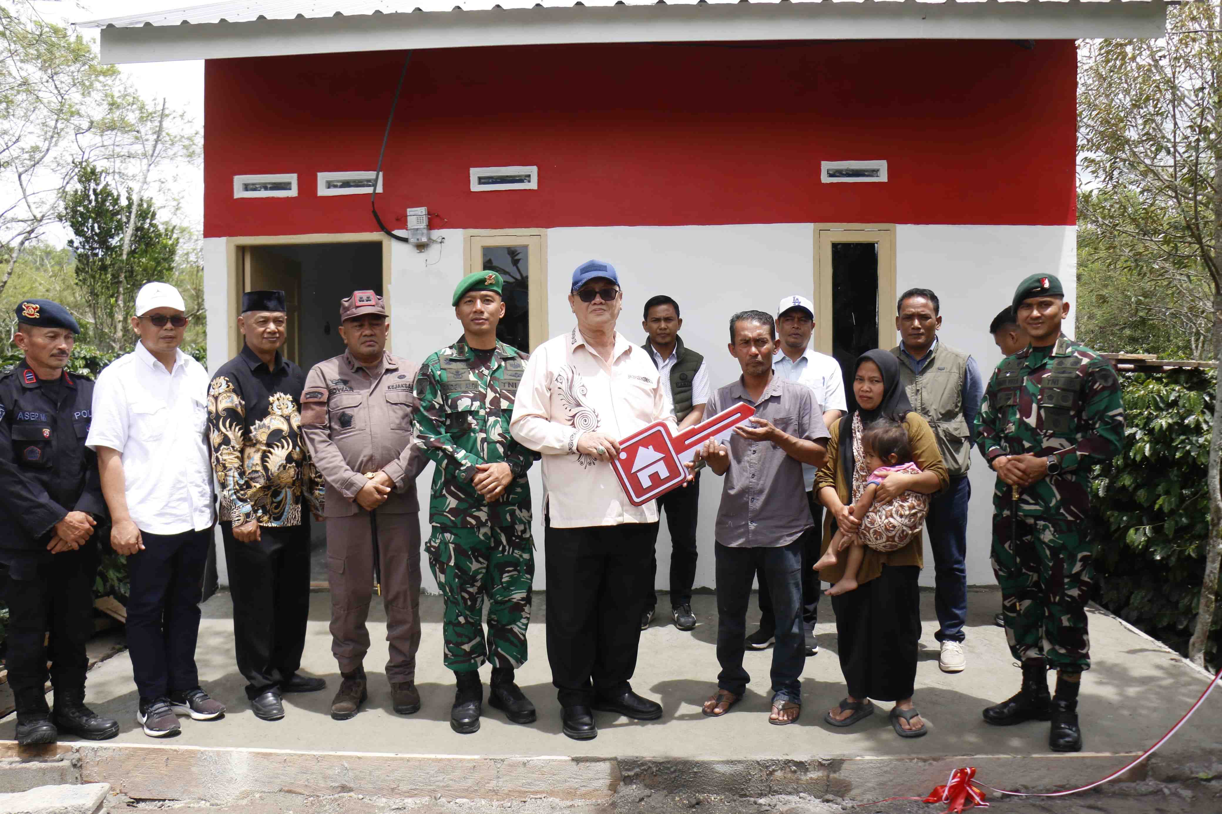 HUT ke-81 RI, Pemkab Bener Meriah Bedah Dua Rumah Tidak Layak Huni
