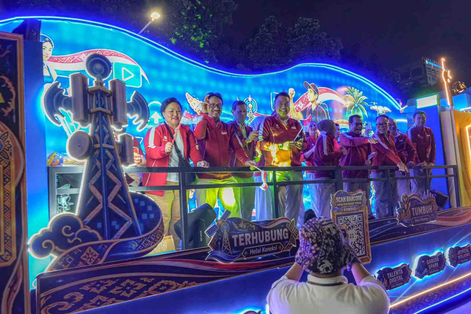 Di Karnaval Kemerdekaan, Menkomdigi Ajak Masyarakat Peduli Korban Gempa NTT