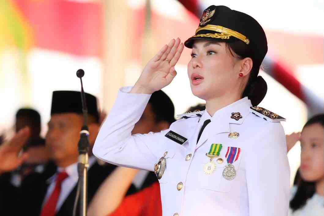 Li Claudia Cium Merah Putih, Suasana Haru Warnai HUT RI