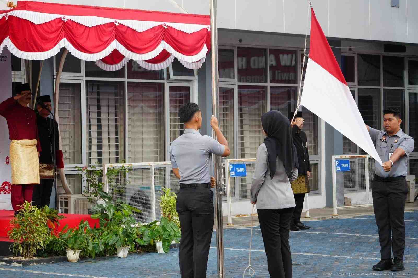 Wastra Nusantara Warnai Upacara HUT ke-81 RI di Kanwil Kemenkum Aceh