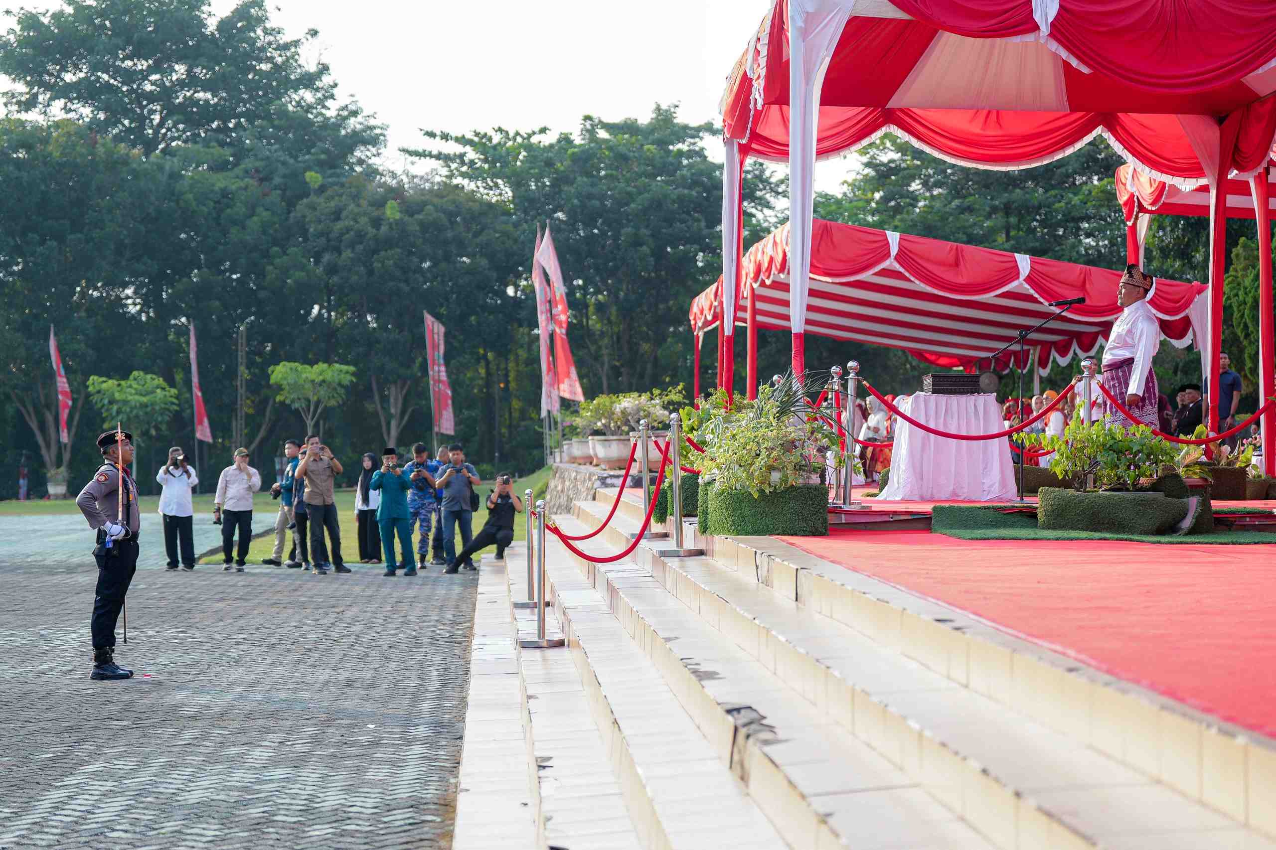 Prosesi Penurunan Bendera HUT ke-81 RI di Dumai Berjalan Khidmat, Wawako Ajak Perkuat Kolaborasi Pembangunan