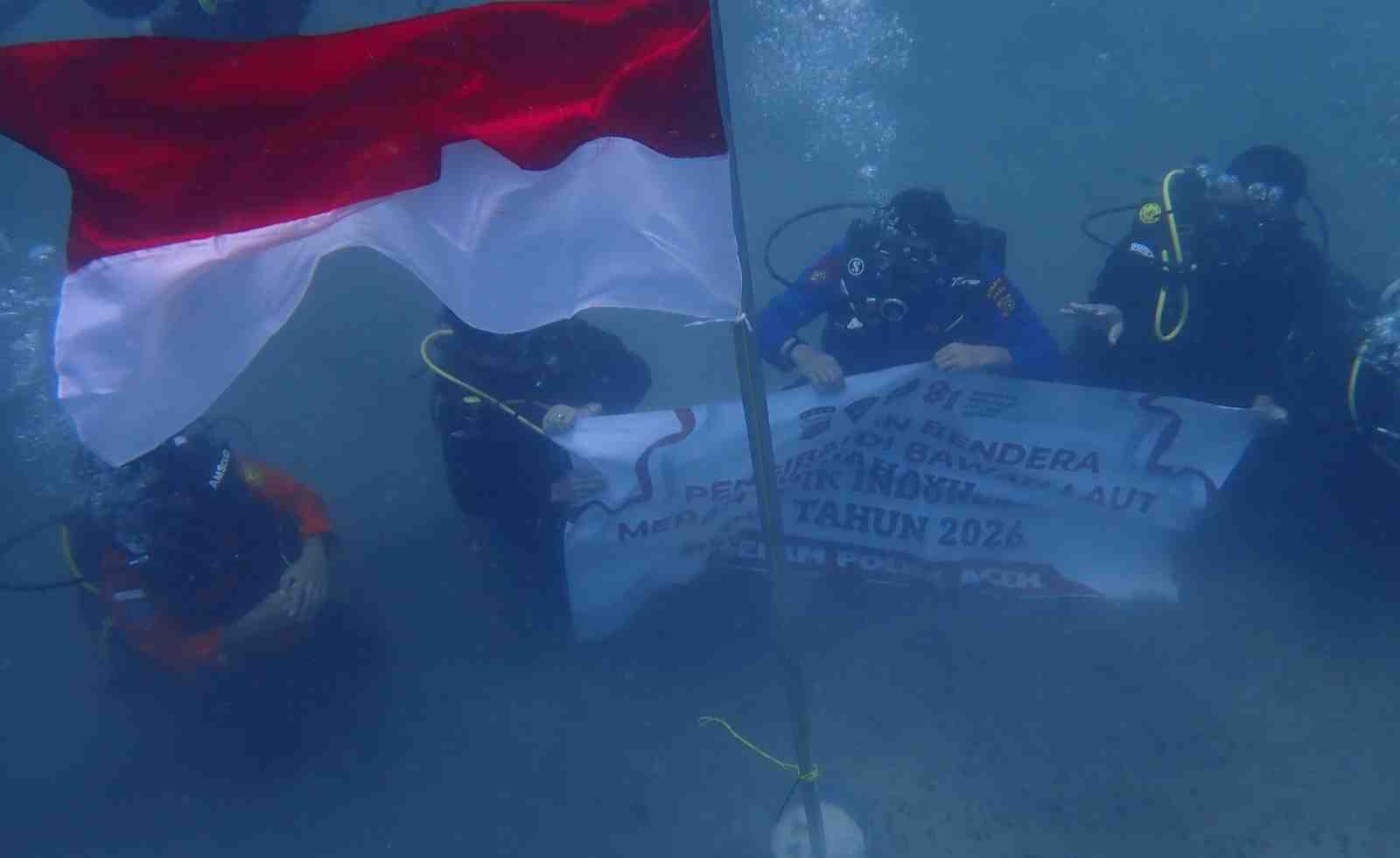 Semangat Kemerdekaan Berkibar di Bawah Laut Krueng Raya Aceh Besar