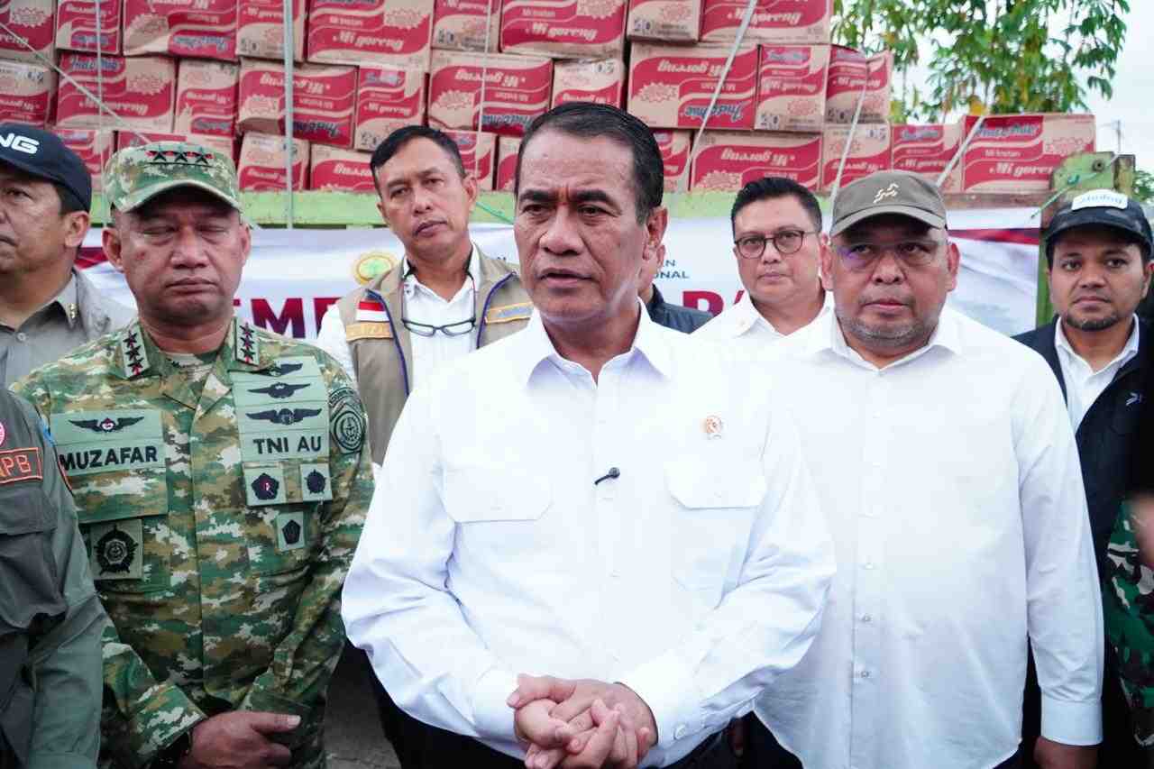 Mentan Amran Lepas Truk Bantuan Pangan di NTT