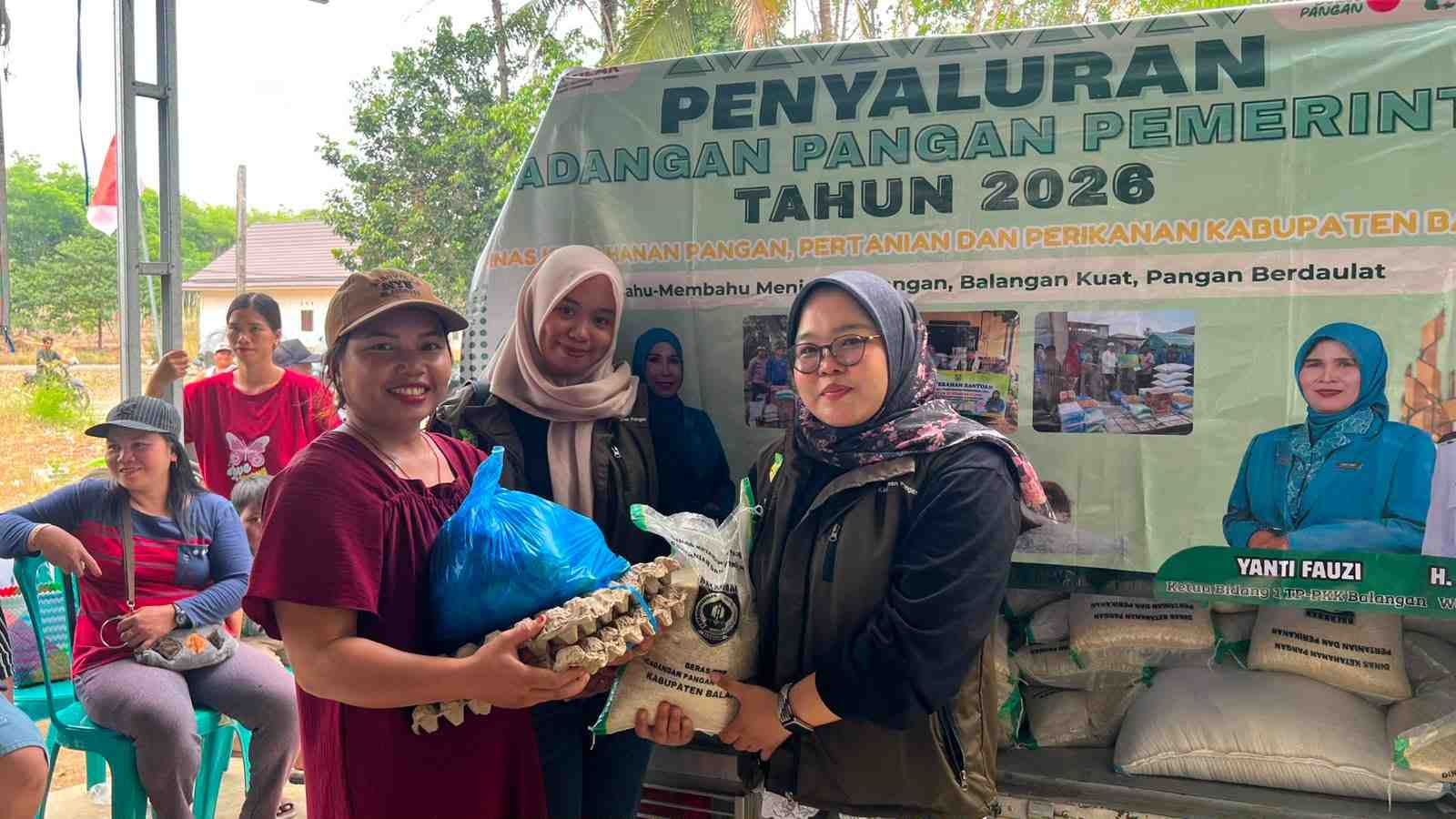 Warga Mamigang Terima Beras dan Sembako Bantuan