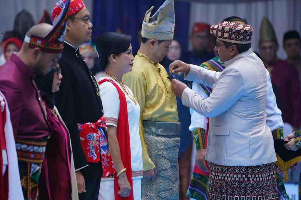 Sekjen Kemkomdigi Serahkan Satyalancana Karya Satya kepada Sembilan Pegawai