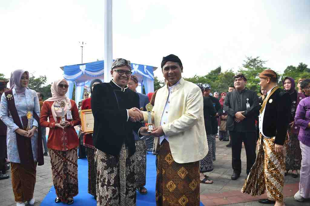 Langkah Nyata Manfaatkan Data, Bupati Batang Sabet Penghargaan IDSD Jateng