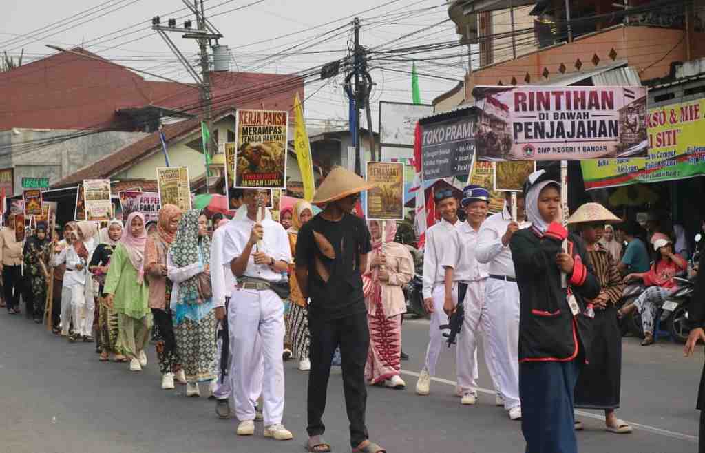 Meriahnya Karnaval Kemerdekaan di Bandar, Peserta Tampilkan Ragam Kreativitas