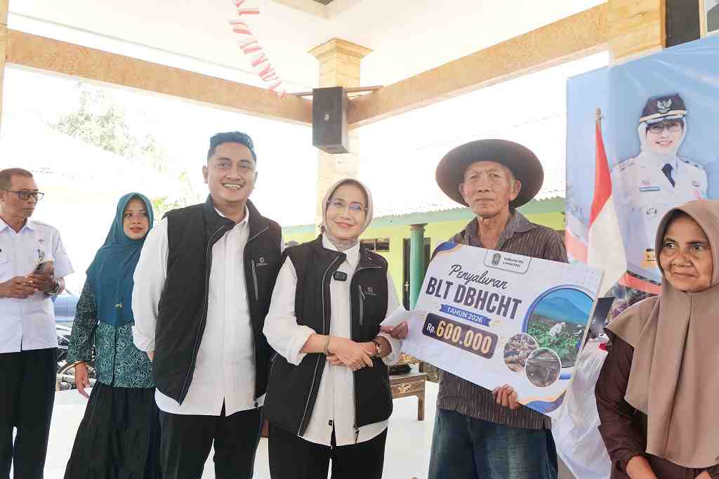 Pemkab Lumajang Salurkan BLT DBHCHT kepada 47 Warga Yosowilangun