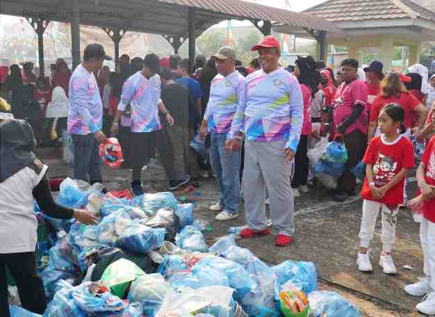 Warga Pontianak Selatan Lakukan Jalan Sehat sambil Pungut Sampah