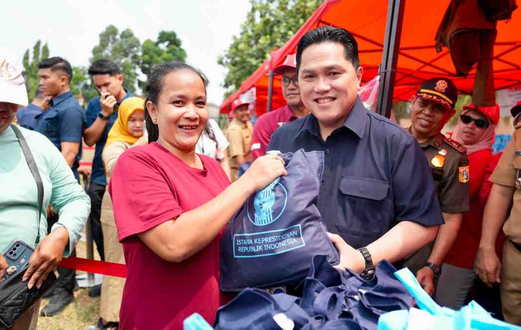 Menpora Erick Bagikan Sembako dan Alat Olahraga untuk Warga Cakung Jakarta Timur