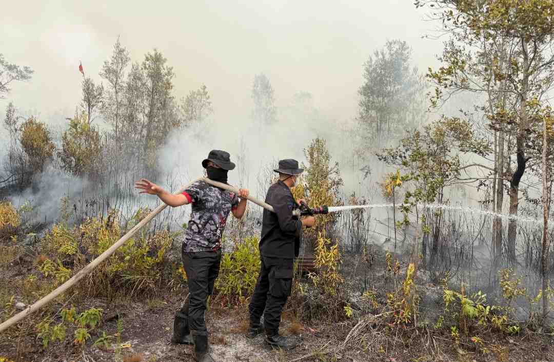 Satbrimob Polda Kalteng Padamkan Karhutla di Palangka Raya