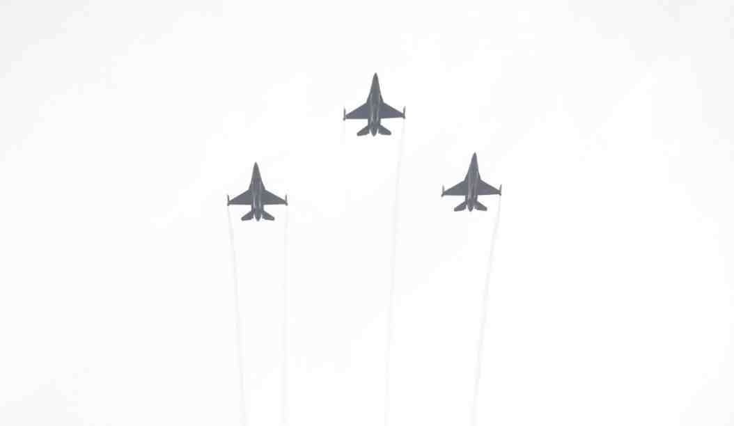 Tiga Pesawat F-16 Semarakkan Merdeka Run 2026 di Langit Jakarta