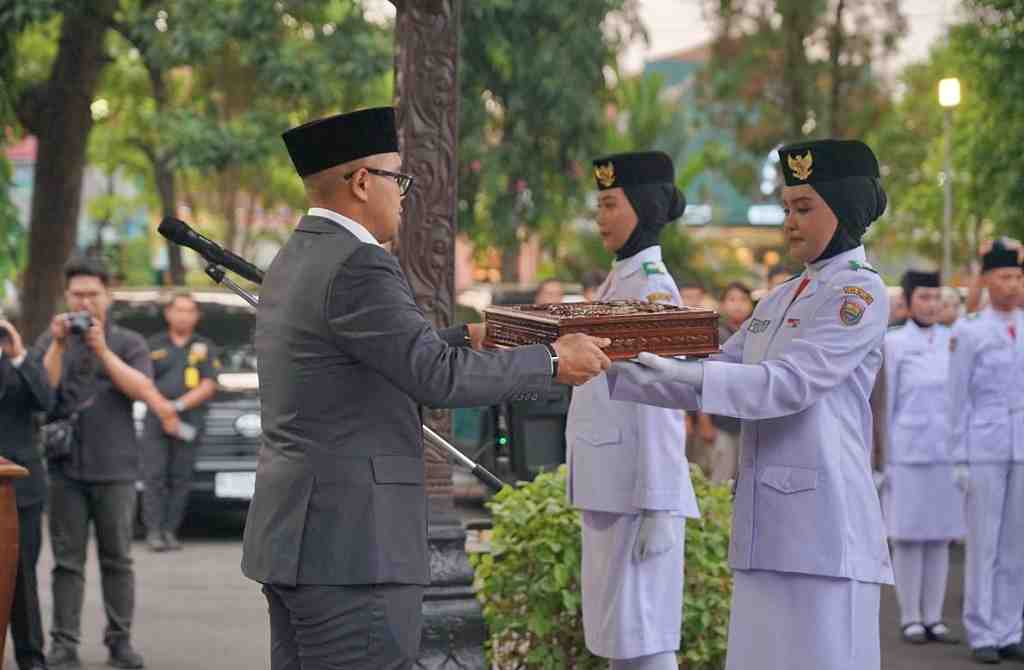 Usai Kibarkan dan Turunkan Merah Putih, Paskibraka Batang Semayamkan Bendera Pusaka
