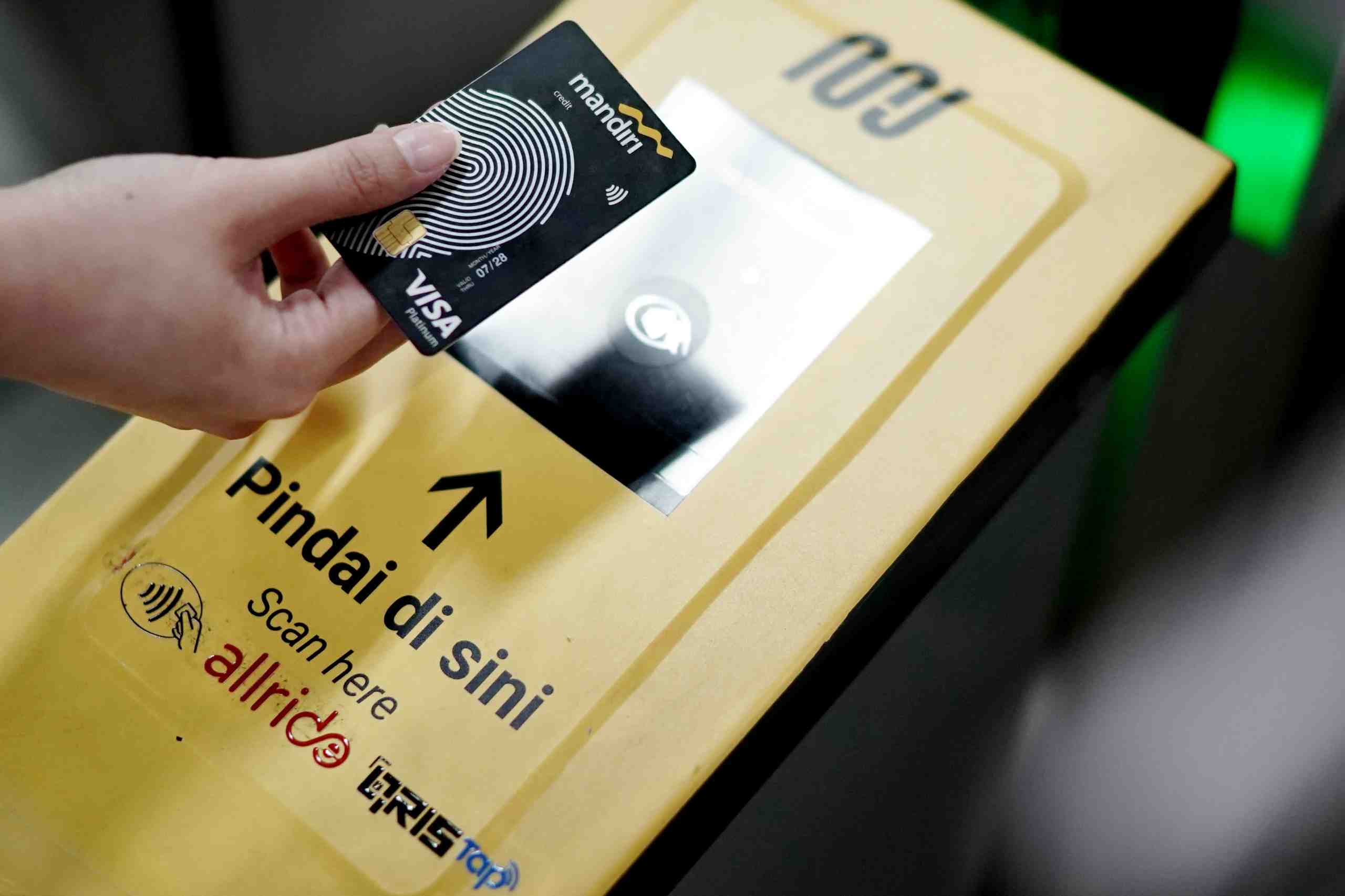Bank Mandiri Dukung Pembayaran Tiket MRT dengan Kartu Kredit Nirsentuh Global
