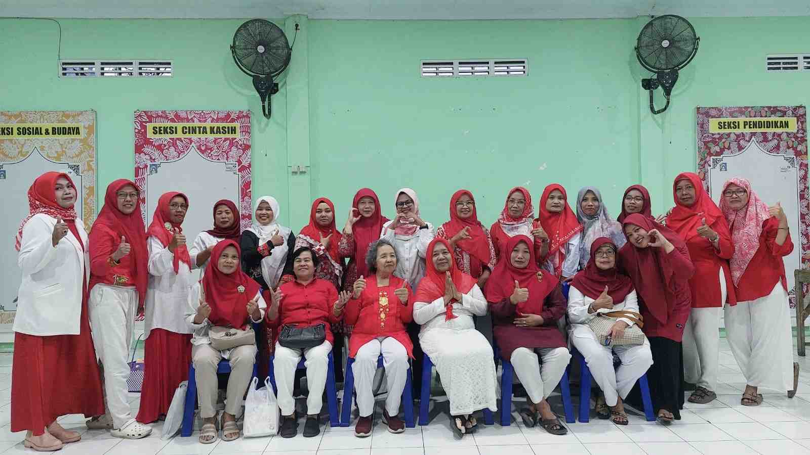 Ibu-ibu PKK Padukuhan Gempol Kompak Berdandan Merah Putih