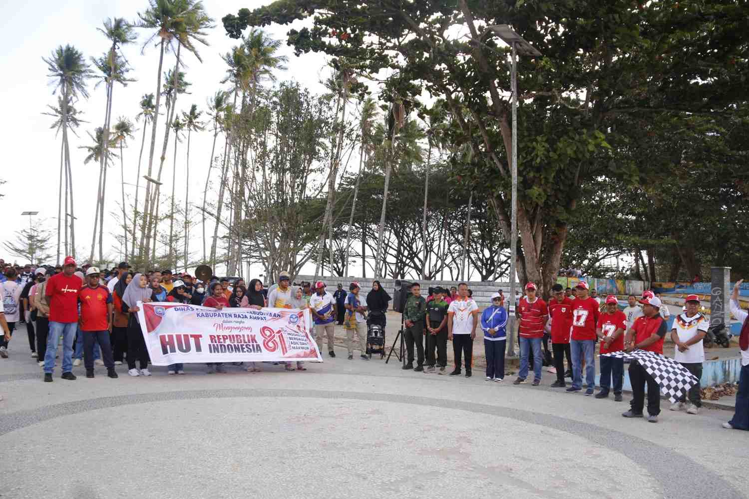Pemkab Raja Ampat Awali Rangkaian HUT Ke-81 RI dengan Jalan Santai