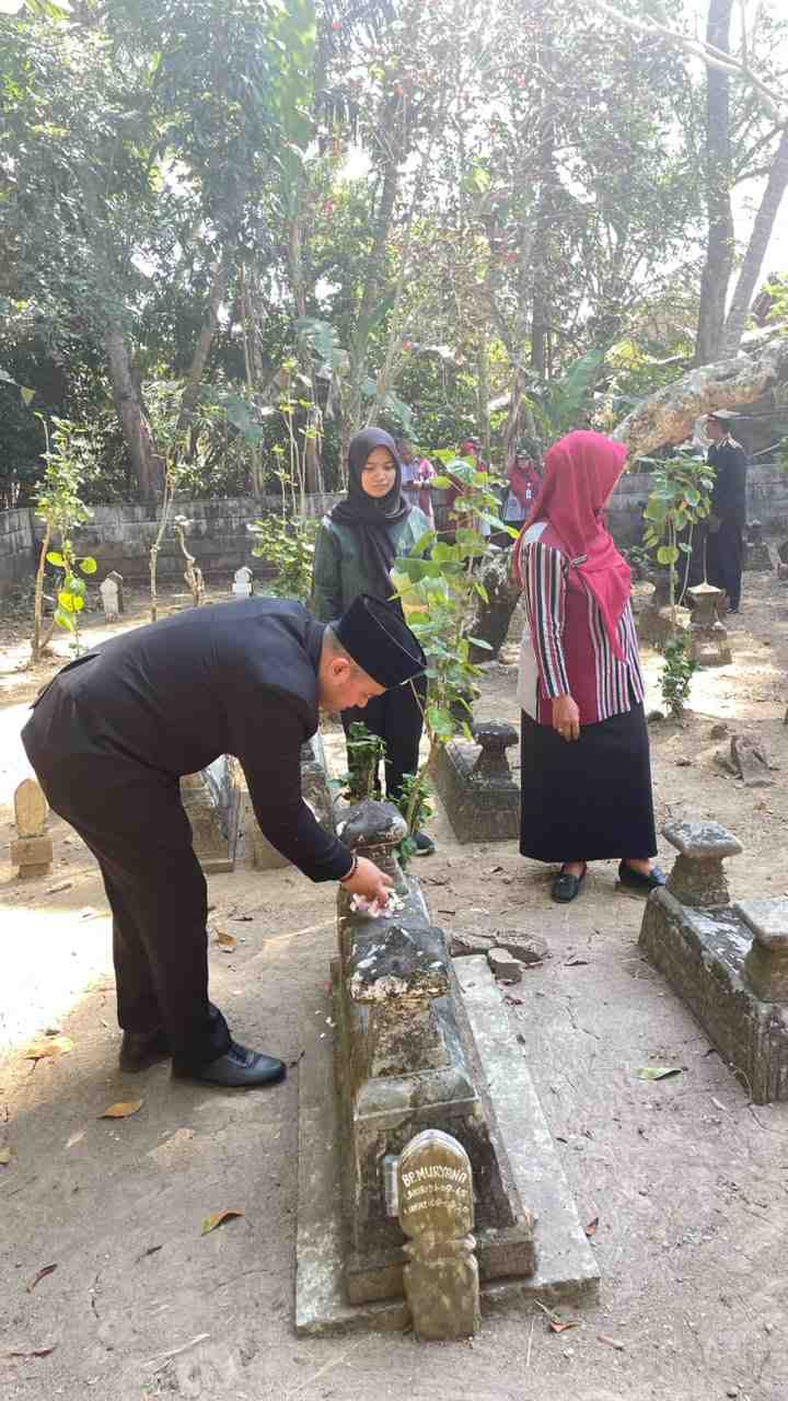 Kapanewon Moyudan Gelar Ziarah dan Tabur Bunga Makam Pahlawan