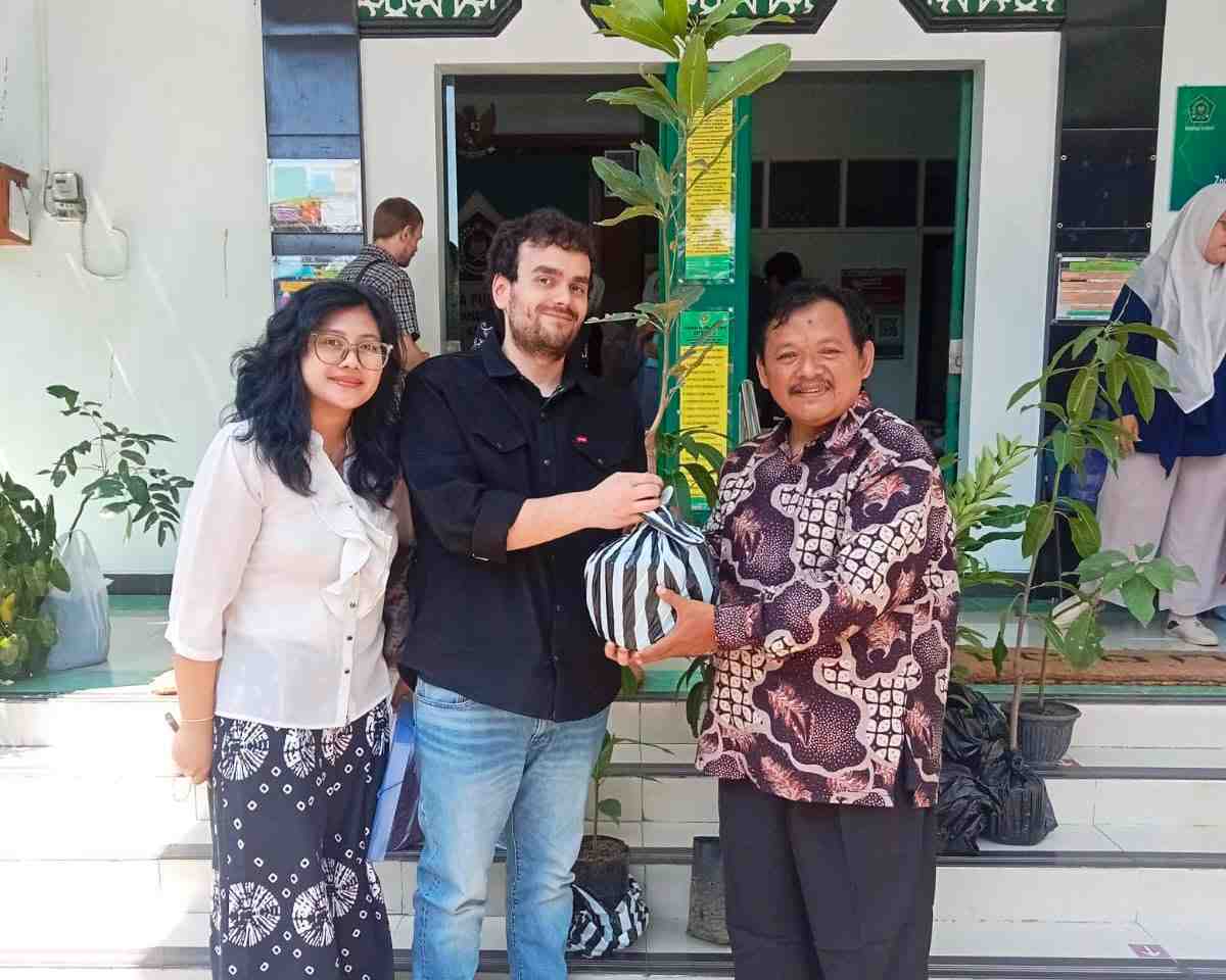 Di Sleman, Calon Pengantin Wakaf Bibit Pohon untuk Penghijauan