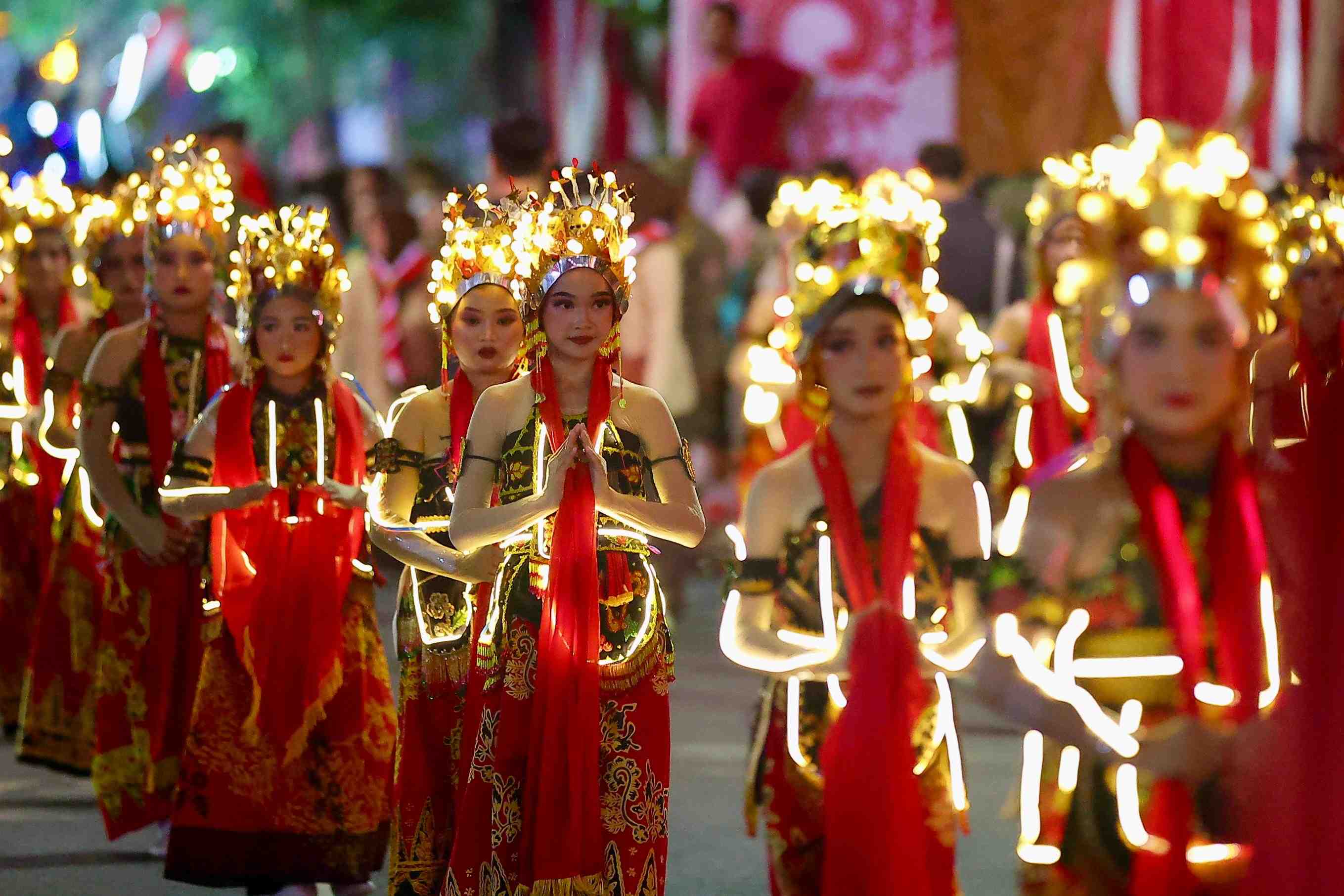 Malam Banyuwangi Menyala, Barong Osing hingga Gandrung Hadir dalam Pawai Lampion