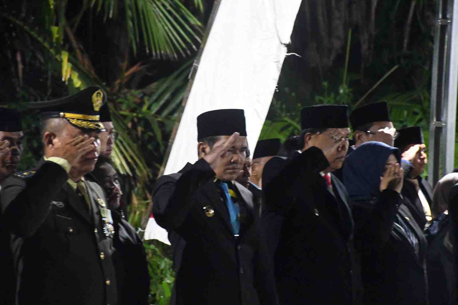 Pemkab Pulang Pisau Gelar Malam Renungan Suci HUT ke-81 RI di TMP H.M. Sanusi