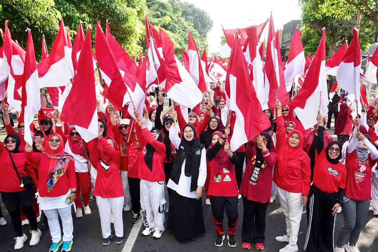 Bendera Merah Putih Dibagikan Gratis di Banyuwangi, Warga Sambut Antusias
