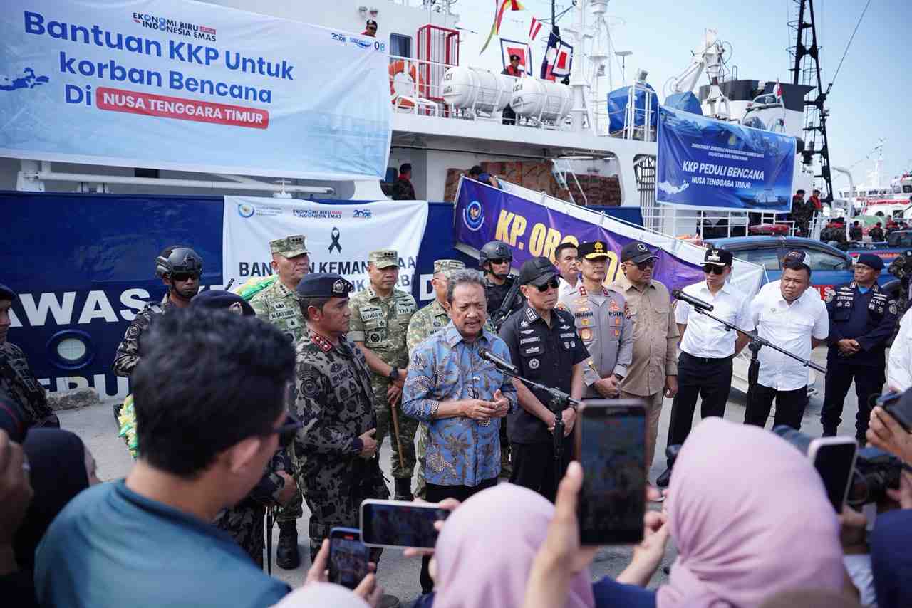 KKP Kerahkan Kapal Pengawas Perikanan Angkut Bantuan Kemanusiaan ke NTT