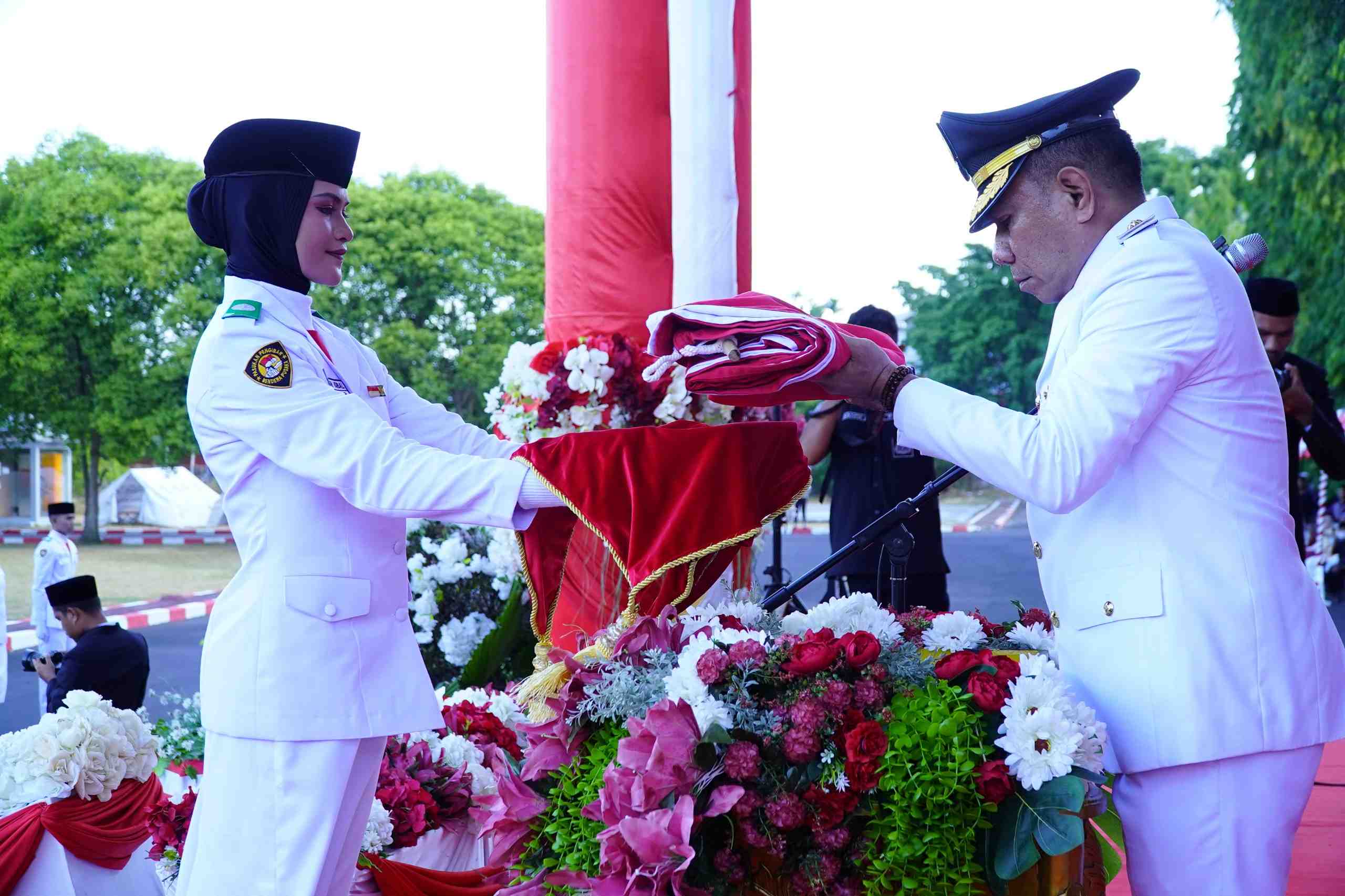 Wawali Ahmad Laiman Pimpin Penurunan Bendera HUT ke-81 RI di Tidore