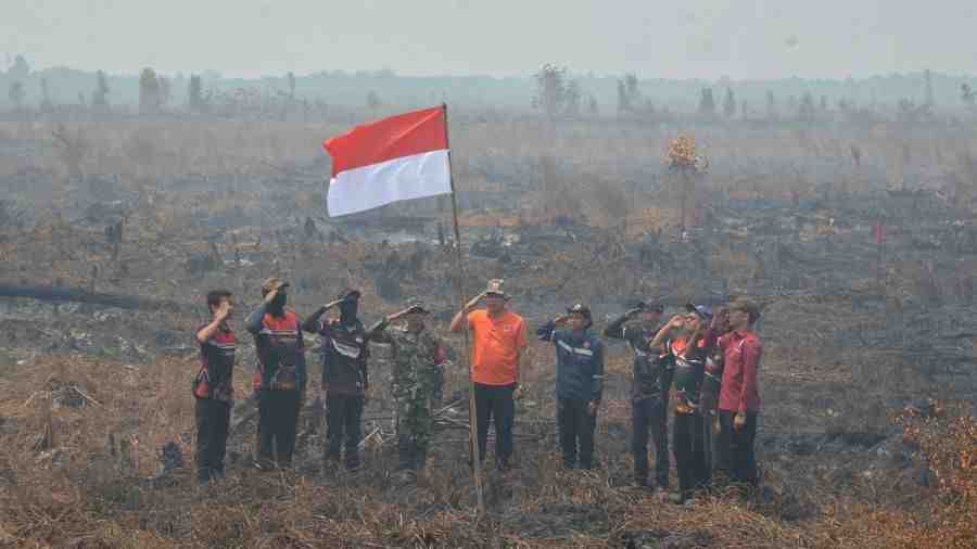 Relawan Kibarkan Merah Putih di Tengah Kepulan Asap Karhutla
