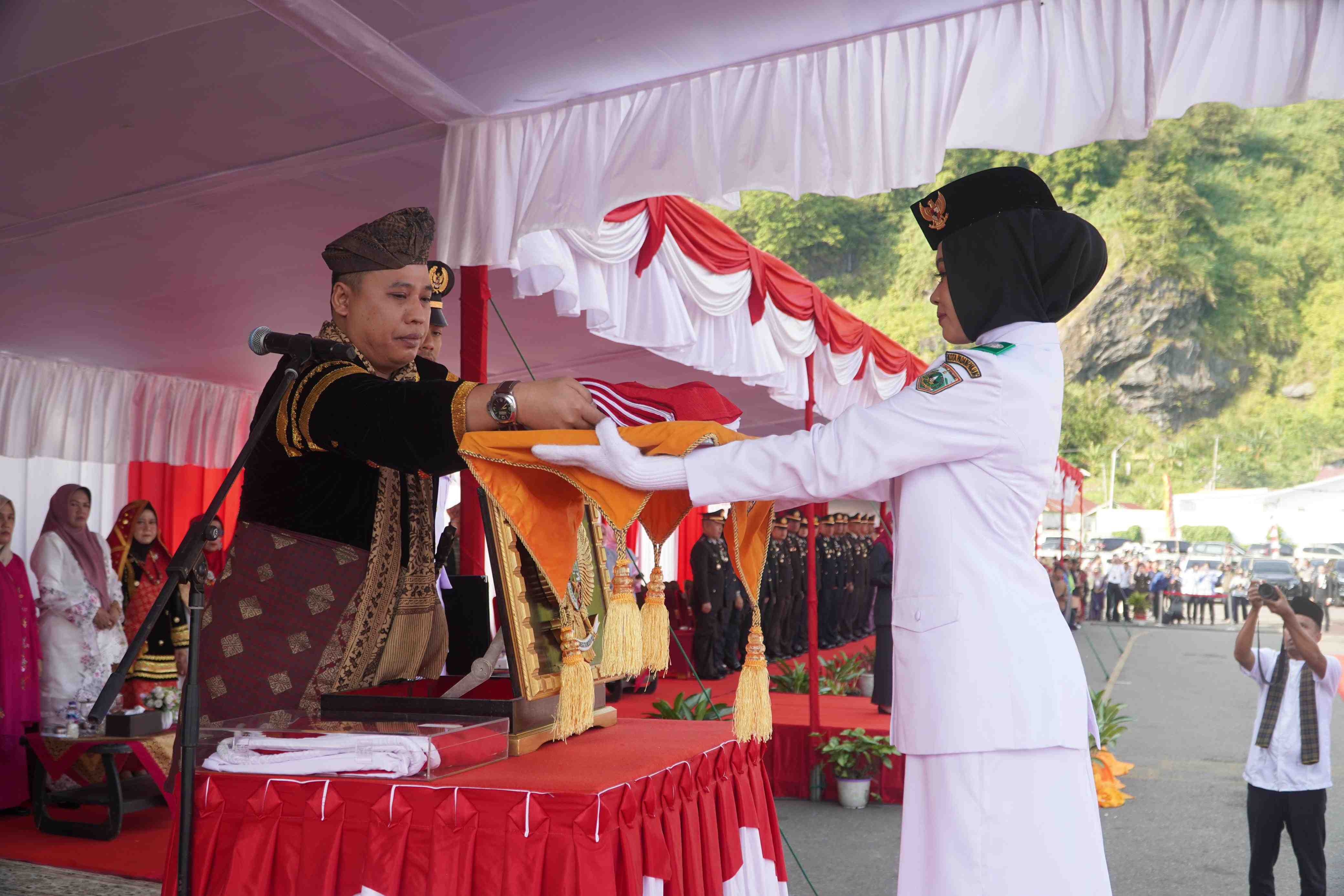 Upacara HUT ke-81 RI di Padang Panjang Khidmat, Wako Ajak Warga Isi Kemerdekaan dengan Kerja Nyata