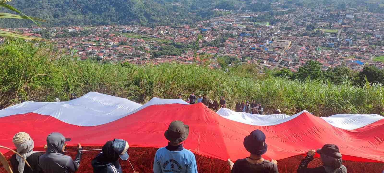 Dekade Merah Putih Raksasa di Puncak Bukit Tui: Tradisi Nasionalisme dan Kepemimpinan Sispala Boostra