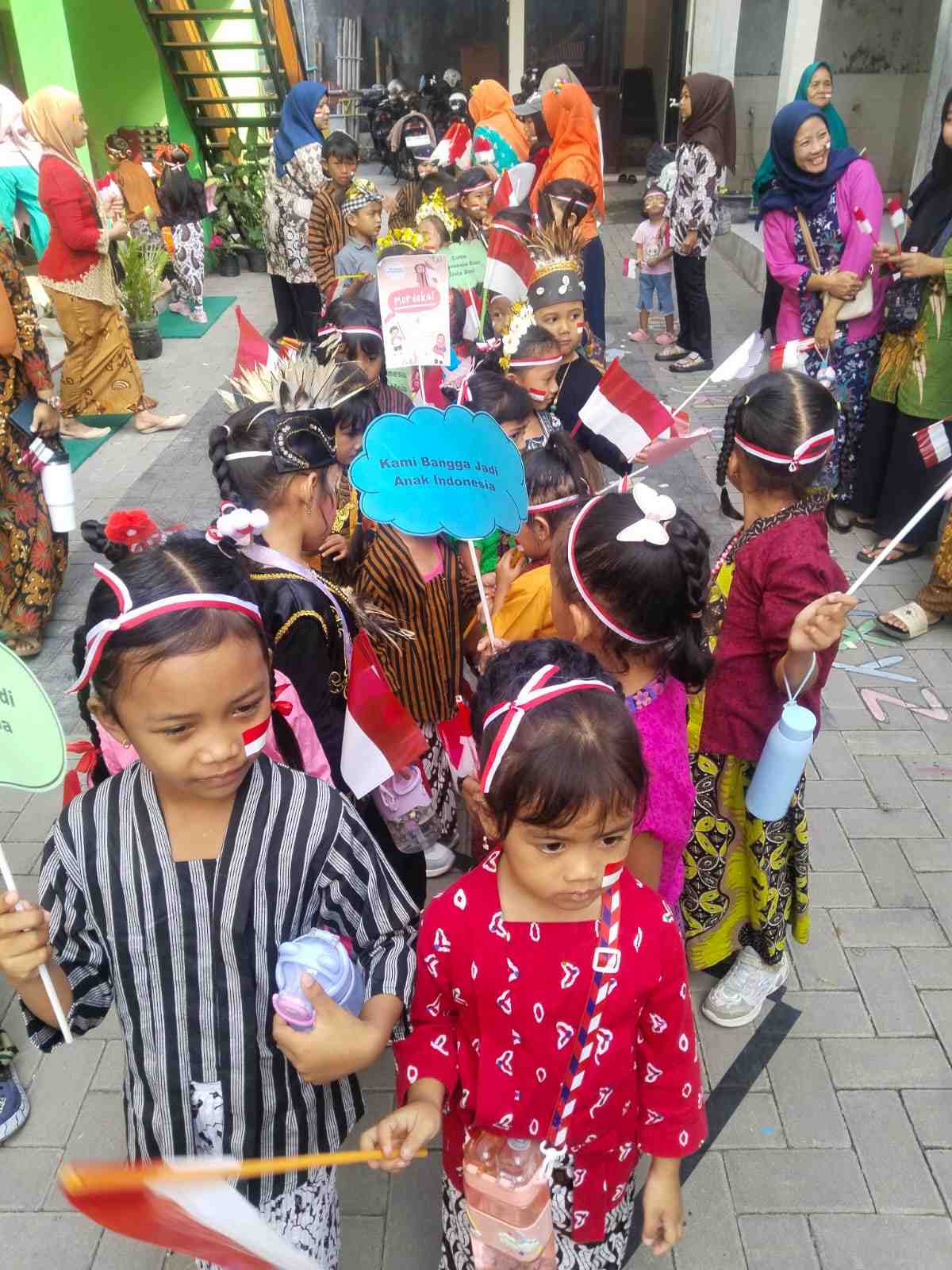 SPS dan TK Tunas Bhakti Kayen Gelar Pawai Budaya Pakaian Adat Nusantara