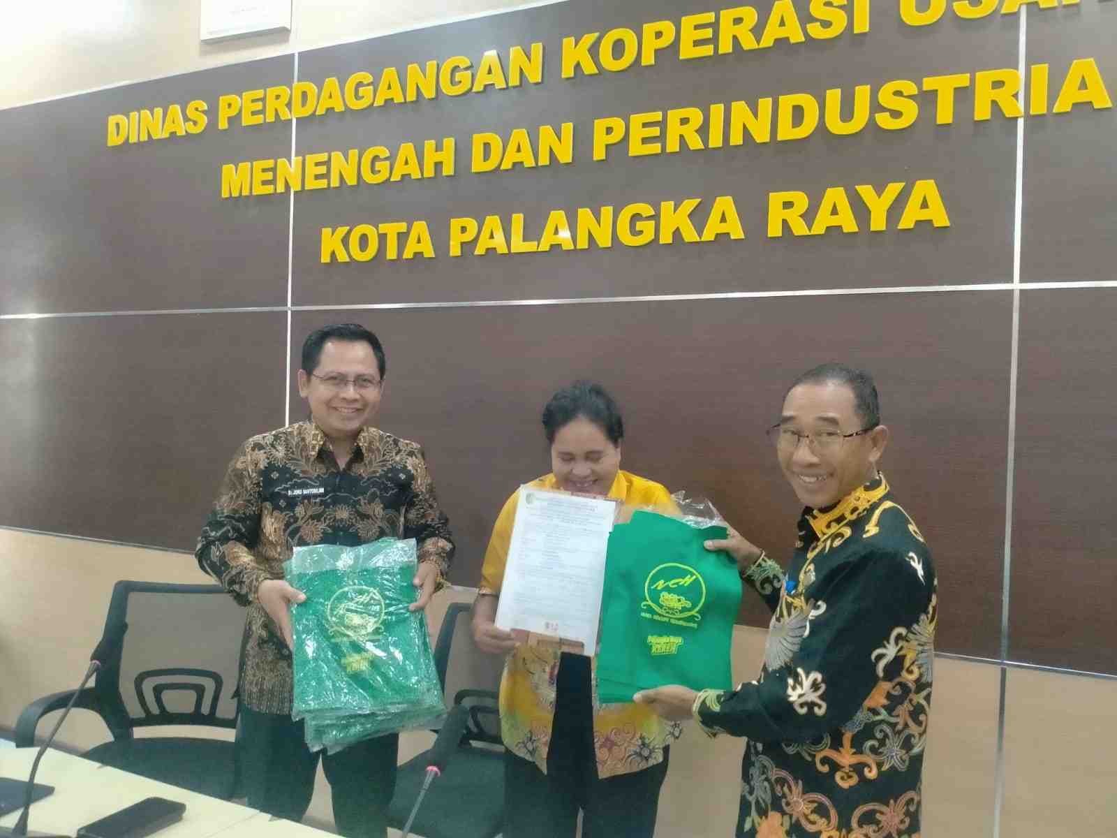 DPKUKMP Palangka Raya Bagikan 1.000 Kantong Non Plastik Gratis kepada Pelaku Usaha