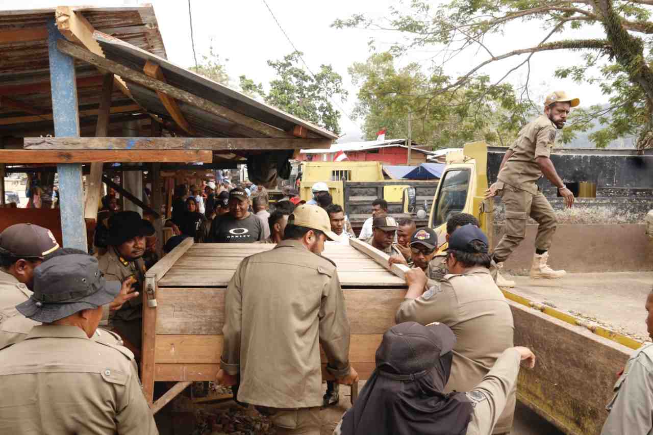Satpol PP Raja Ampat Tertibkan Lapak Pedagang di Pasar Lama