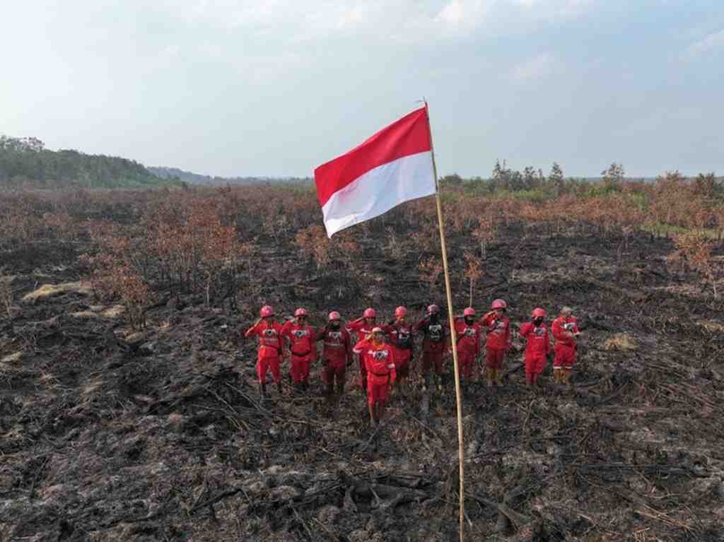 Personel Manggala Agni Peringati HUT ke-81 RI di Tengah Pemadaman Karhutla