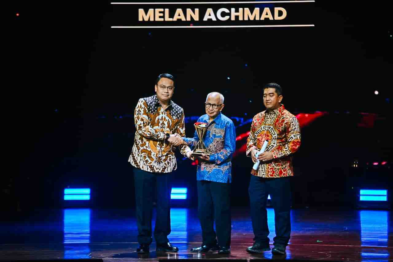 Wamen Angga Beri Penghargaan Satria SDM Emas kepada Mbah Guru Matematika