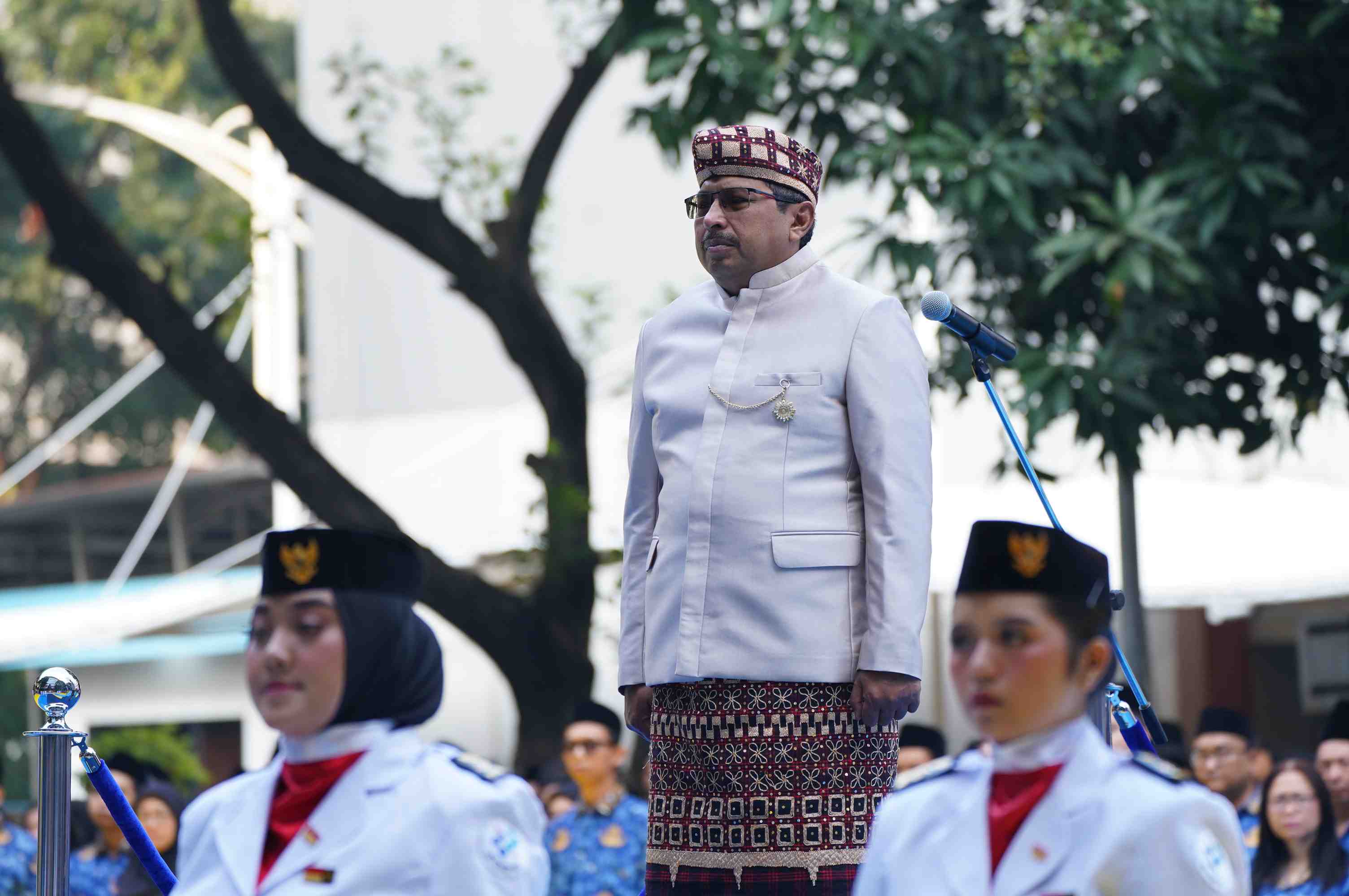 Sekjen Kemkomdigi Kenakan Pakaian Adat Lampung pada Upacara HUT ke-81 RI