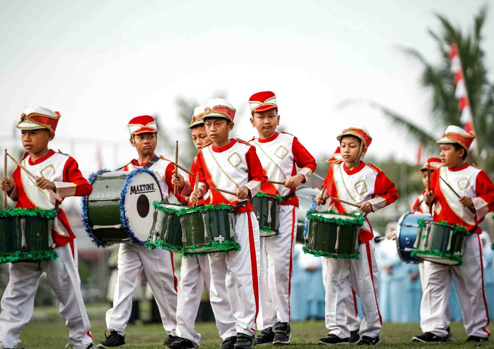 Marching Band SD Negeri Nogotirto Pukau Upacara HUT ke-81 RI di Gamping