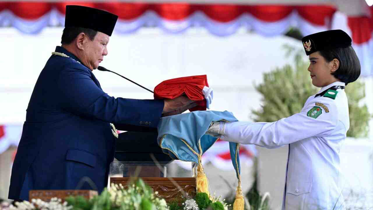 Saat 17 Dentuman Meriam Menggema dan Merah Putih Berkibar di Istana
