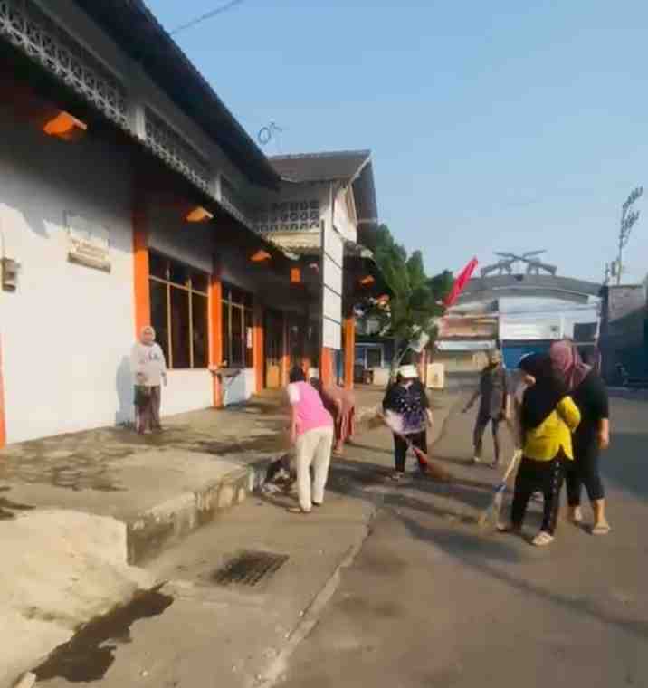 Warga Kentungan Kerja Bakti Sambut HUT ke-81 RI
