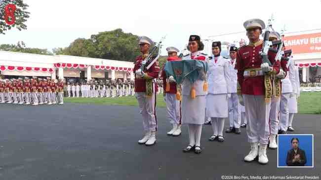 Upacara Penurunan Bendera di Istana Merdeka Berlangsung Khidmat