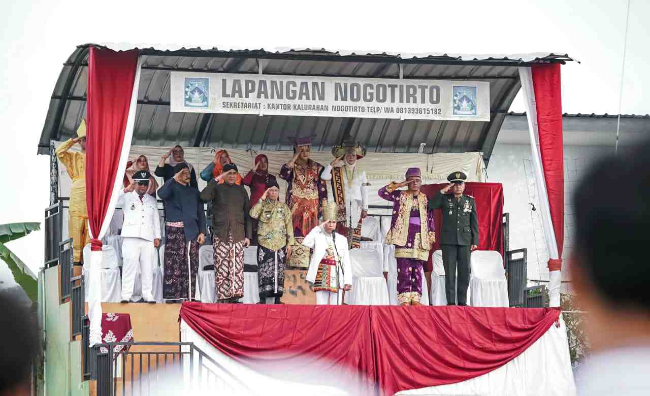 Panewu Gamping Berpakaian Adat Lampung Pimpin Upacara HUT ke-81 RI