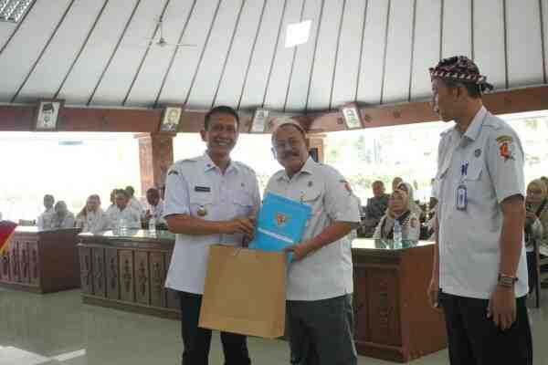 Bupati Bojonegoro Serahkan 76 SK Pensiun  ASN  Bojonegoro